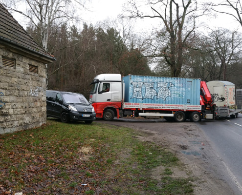 Am 18.12.2015 konnten endlich der organisierte Container und ein Bauwagen antransportiert werden. Zukünftig kann die Willkommensinitiative unmittelbar am Wohnheim Angebote unterbreiten.