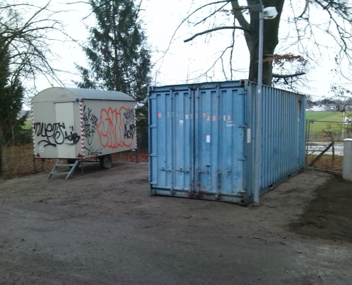 Am 18.12.2015 konnten endlich der organisierte Container und ein Bauwagen antransportiert werden. Zukünftig kann die Willkommensinitiative unmittelbar am Wohnheim Angebote unterbreiten.