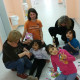 Helfer der Initiative WOLV spielen mit Flüchtlingskindern auf dem Flur im 2. Obergeschoss in der Unterkunft am Leegebrucher Kreisel